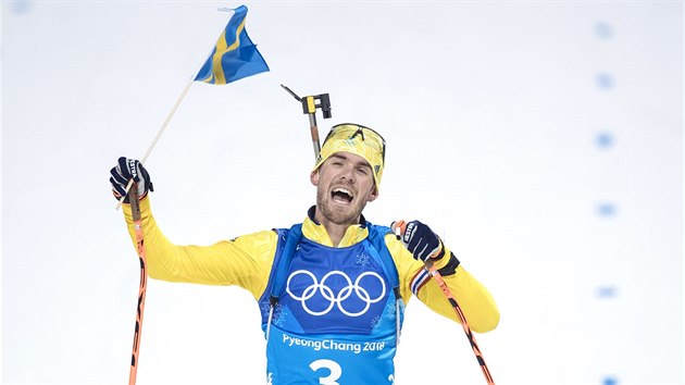 ZLATO. vd Fredrik Lindstrm v cli biatlonovho zvodu na 4x7,5 kilometru v olympijskm stedisku Alpensia. (22. nora 2018)