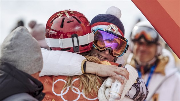 RODIČE. Česká snowboardistka Ester Ledecká se po vítězství v paralelním obřím slalomu objímá s maminkou Zuzanou. (24. února 2018)