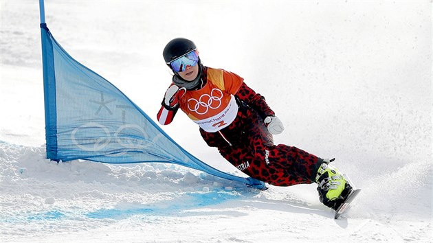 Rakousk snowboardistka Daniela Ulbingov pi tvrtfinlov jzd paralelnho obho slalomu v jihokorejskm Pchjongchangu. (24. nora 2018)