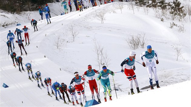Bci na lych v olympijskm zvodu na 50 km. V ele s slem 8 jede Fin Iivo Niskanen. (24. nora 2018)