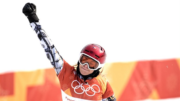 esk snowboardistka Ester Ledeck v cli olympijskho paralelnho obm...