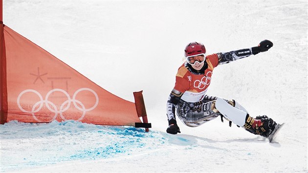 esk snowboardistka Ester Ledeck v olympijskm paralelnm obm slalomu. (24. nora 2018)