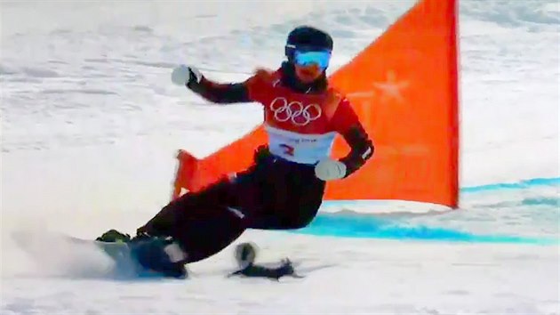 Rakouskou snowboardistku Danielu Ublingovou překvapila v paralelním obřím slalomu veverka. (24. února 2018)