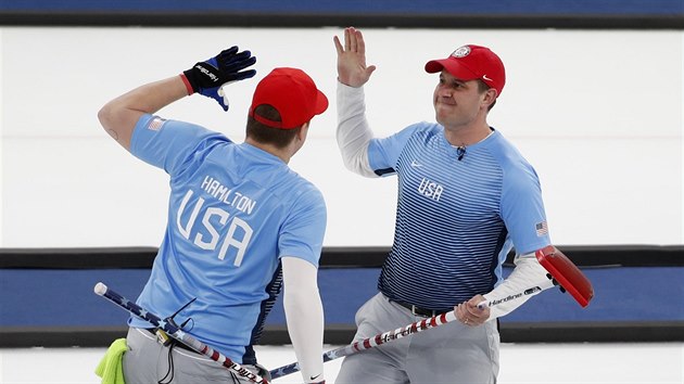 Tm USA zvtzil v olympijskm finle curlingu nad vdy. Na snmku se raduj...