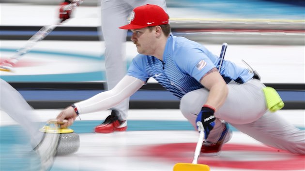 Amerian Matt Hamilton v olympijskm finle curlingu. (24. nora 2018)