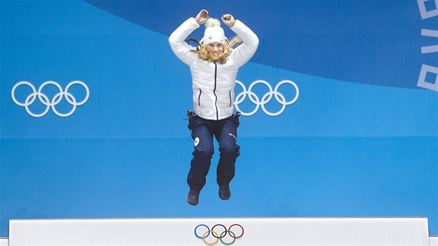 ZNOVU ZLAT. eka Ester Ledeck zvtzila v druhm olympijskm zvod - snowboardovm paralelnm obm slalomu. (24. nora 2018)