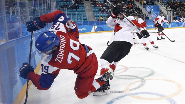 Český hokejista Tomáš Zohorna v souboji s Kanaďanem Cody Goloubefem v utkání o olympijský bronz. (24. února 2018)
