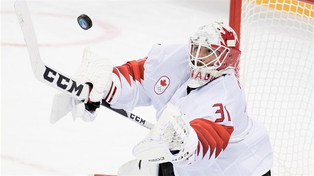 Kanadsk glman Kevin Poulin zasahuje v utkn o olympijsk bronz proti esku....