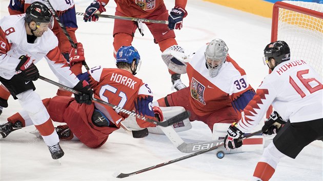 Český gólman Pavel Francouz zasahuje v utkání o olympijský bronz proti Kanadě. (24. února 2018)