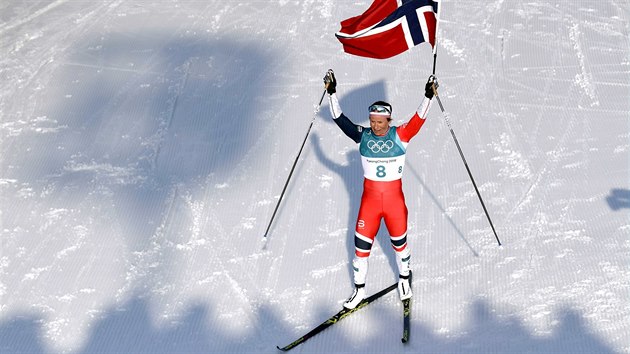 POSLEDN ZLATO ZOH. Norsk bkyn Marit Bjrgenov v cli olympijskho zvodu na 30 km. Ten byl poslednm zvodem uplynulch her v jihokorejskm Pchjongchangu. (25. nora 2018)