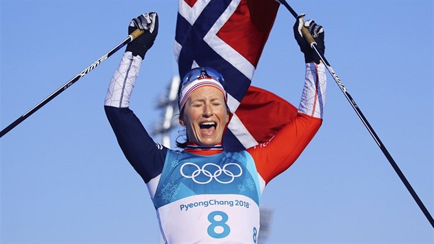 POSLEDN ZLATO ZOH. Norsk bkyn Marit Bjrgenov v cli olympijskho zvodu na 30 km. Ten byl poslednm zvodem uplynulch her v jihokorejskm Pchjongchangu. (25. nora 2018)