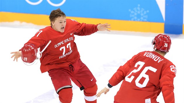 ZLATO. Rut hokejist slav vtzstv v olympijskm finle proti Nmecku. Jednm z hrdin utkn byl Kirill Kaprizov (vlevo), kter trefil vtznou branku a na ostatn ti pihrval. (25. nora 2018)