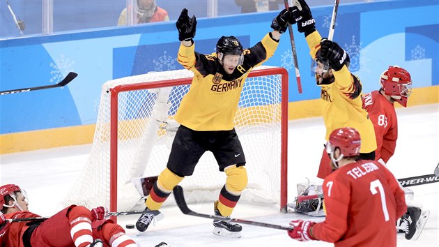 POPRVÉ VYROVNÁNO. Německý hokejista Felix Schütz srovnává v polovině druhé třetiny olympijského finále na 1:1. (25. února 2018)