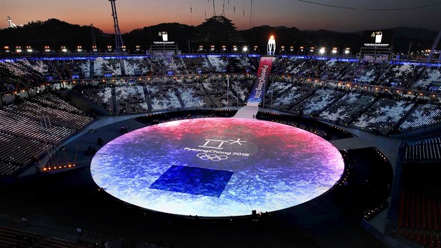 Olympijsk ohe nad stadionem v jihokorejskm Pchjongchangu krtce ped...