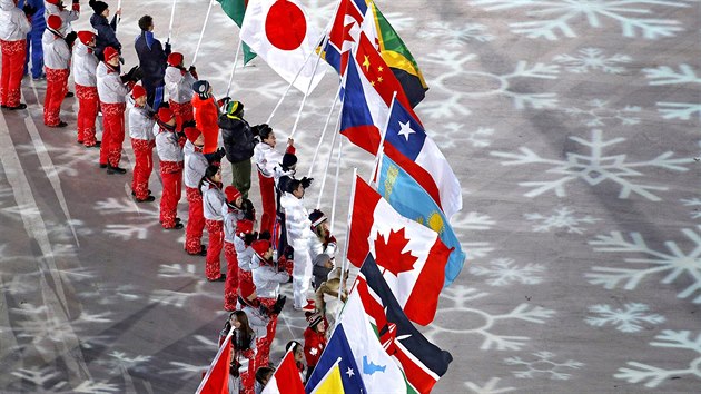 Ester Ledeck nese eskou vlajku pi slavnostnm zakonen zimnch olympijskch...