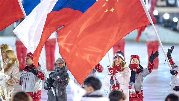 Ester Ledeck nese eskou vlajku pi slavnostnm zakonen zimnch olympijskch...