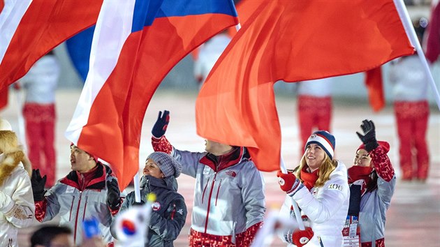 Ester Ledecká nese českou vlajku při slavnostním zakončení zimních olympijských her v jihokorejském Pchjongčchangu. (25. února 2018)