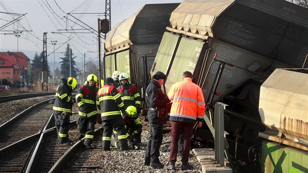 Pražští hasiči zasahují v pražském Radotíně u vykolejeného nákladního vlaku. (28. února 2018)