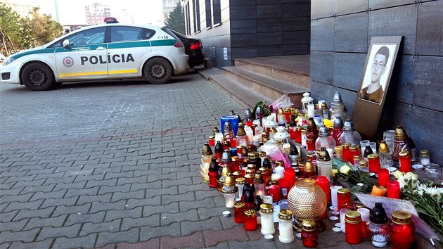 Slovent policist hldkuj ped bratislavskm vstupem do redakce Aktuality.sk, kde zavradn novin Jn Kuciak pracoval.