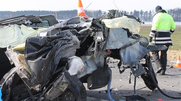 Řidič Mazdy utrpěl zranění neslučitelná se životem, kterým na místě dopravní nehody podlehl.