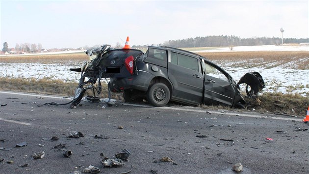 Řidič Mazdy utrpěl zranění neslučitelná se životem, kterým na místě dopravní nehody podlehl.