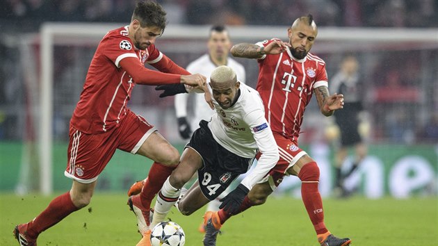 Fotbalista Besiktase Talisca v souboji s Javi Martinezem a Arturo Vidalem z Bayernu Mnichov v zpase Ligy mistr.