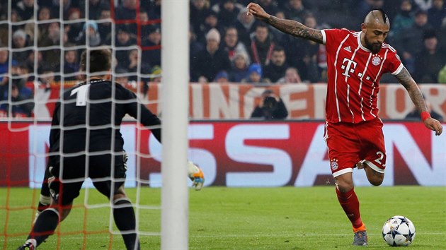 Arturo Vidal z Bayernu Mnichov zakonuje v utkn Ligy mistr proti Besiktasi.