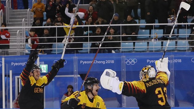 DEUTSCHE NAGANO. Hokejist z Nmecka slav postup do semifinle olympijskho turnaje v Pchjongchangu.