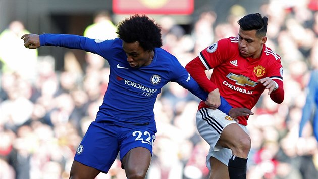 Momentka ze zpasu anglick fotbalov ligy mezi Manchesterem United a Chelsea. U me Willian, sthan Alexisem Snchezem.