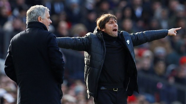 TRENI V AKCI. Jos Mourinho (vlevo) a Anotnio Conte (vpravo) bhem utkn Manchesteru United proti Chelsea.