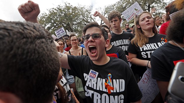Tisíce studentů dorazily k floridskému Kongresu, aby přesvědčily politiky k přijetí přísnějších pravidel pro držení zbraní.