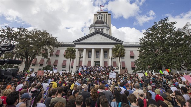 Tisíce studentů dorazily k floridskému Kongresu, aby přesvědčily politiky k přijetí přísnějších pravidel pro držení zbraní.