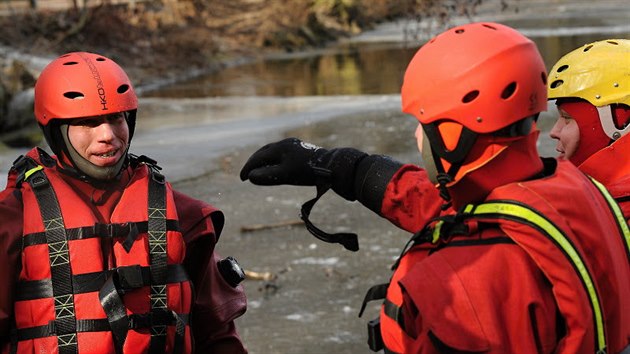 Vcvik praskch hasi zamen na zchranu osob propadlch v ledu.