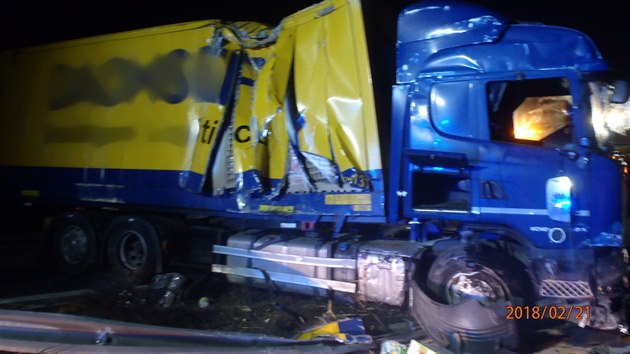 Kamion se v noci pevrtil na dlnici D5 u Plzn, narazilo do nj osobn auto. (21.nora.2018)