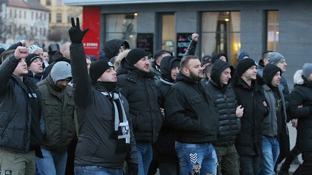 Skandujc fanouci Partizanu Blehrad proli s policejnm doprovodem z nmst Republiky a na fotbalov stadion. Cestu si zpestili pyrotechnikou (22. nora 2018)