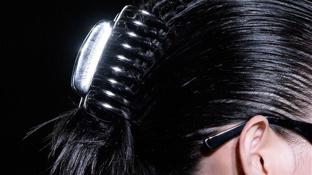 Nový vlasový trend z newyorského týdne módy: uhlazené vlasy stažené skřipcem