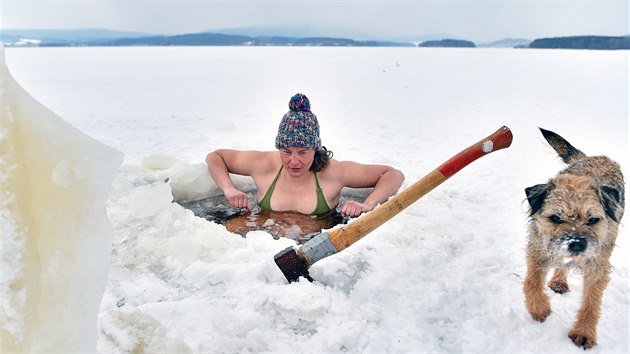 Adéla Černá se koupe v Lipně, kde led dosahuje místy i tloušťky 20 centimetrů.
