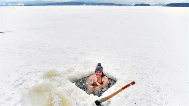 Adla ern se koupe v Lipn, kde led dosahuje msty i tlouky 20 centimetr.