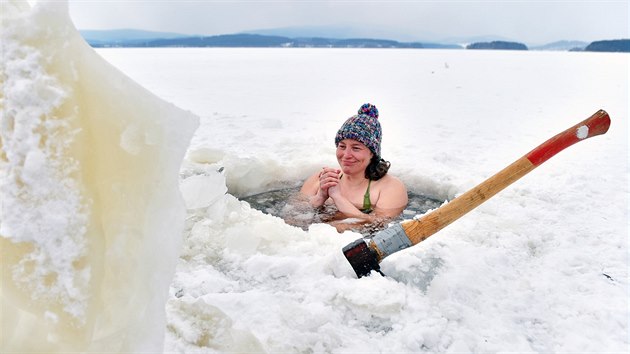 Adéla Černá se koupe v Lipně, kde led dosahuje místy i tloušťky 20 centimetrů.