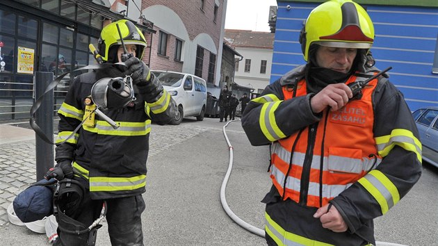 Brněnští hasiči zasahovali ráno 28. února v administrativní budově v Kotlářské ulici, kde hořely sklepní prostory. Z budovy evakuovali 46 lidí. Šest lidí se nadýchalo kouře, z toho tři skončili v nemocnici.