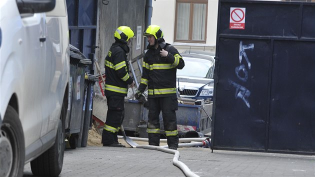 Brněnští hasiči zasahovali ráno 28. února v administrativní budově v Kotlářské ulici, kde hořely sklepní prostory. Z budovy evakuovali 46 lidí. Šest lidí se nadýchalo kouře, z toho tři skončili v nemocnici.