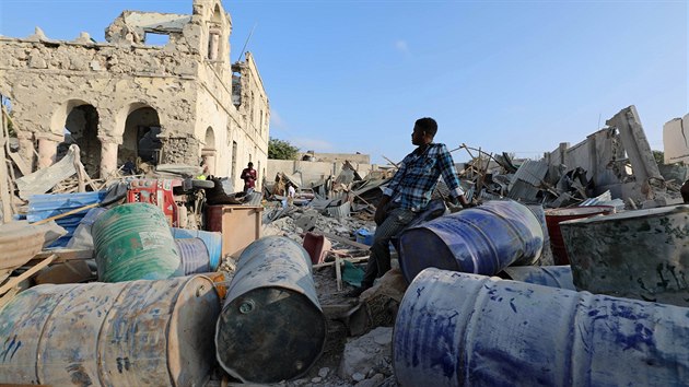 V somlsk metropoli Mogadiu vybuchly dv bomby nastraen v autech. Jejich clem byl prezidentsk palc a hotel. (24. nor 2018)