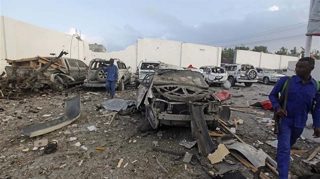 V somálské metropoli Mogadišu vybuchly dvě bomby nastražené v autech. Jejich cílem byl prezidentský palác a hotel. (24. únor 2018)