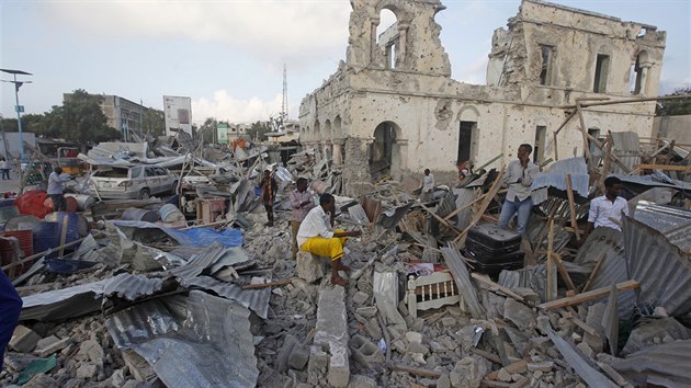 V somálské metropoli Mogadišu vybuchly dvě bomby nastražené v autech. Jejich cílem byl prezidentský palác a hotel. (24. únor 2018)
