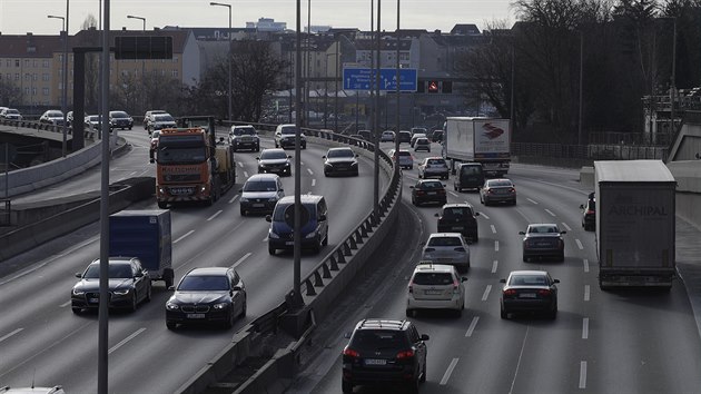 Provoz na dálnici, která prochází Berlínem. Případný zákaz dieselů v německých městech by mohl zásadně ovlivnit tamní automobilový průmysl.