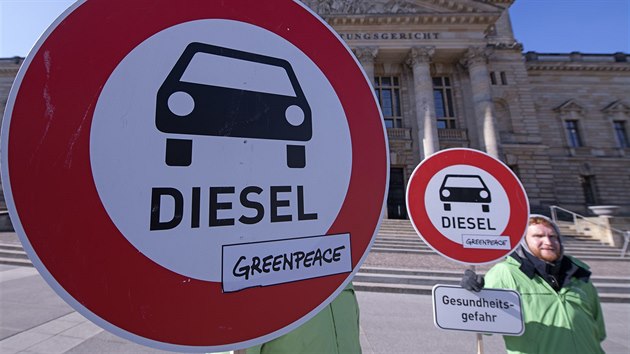 Environmentální aktivisté čekají před budovou Spolkového správního soudu v Lipsku na rozhodnutí.