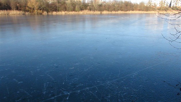 Na rybnku v praskch Kyjch se pod bruslaem proboil led (25. nora 2018).