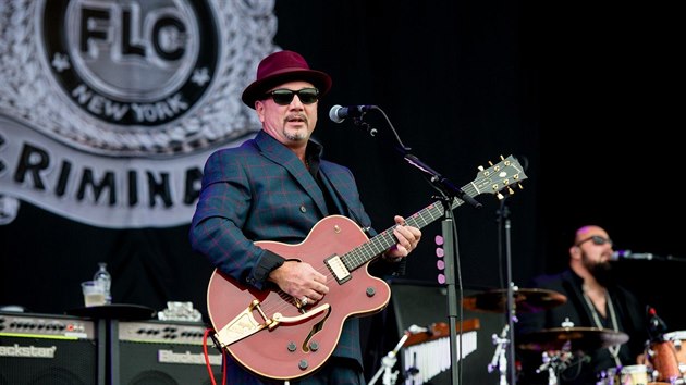 Huey Morgan - zpěvák a kytarista skupiny Fun Lovin 'Criminals na festivalu Blackheath 