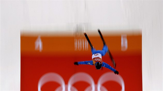 V BRATROVĚ KOMBINÉZE. Jonathan Lillis během olympijského závodu v akrobatických skocích na lyžích.