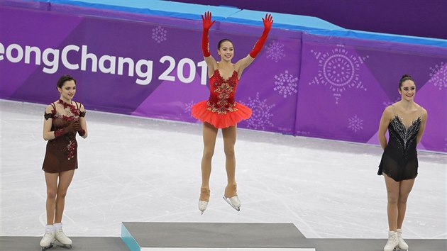 TRIO NEJLEPCH. Zleva druh Jevgenije Medvedvov, vtzka Alina Zagitovov a tet Kaetlyn Osmondov.